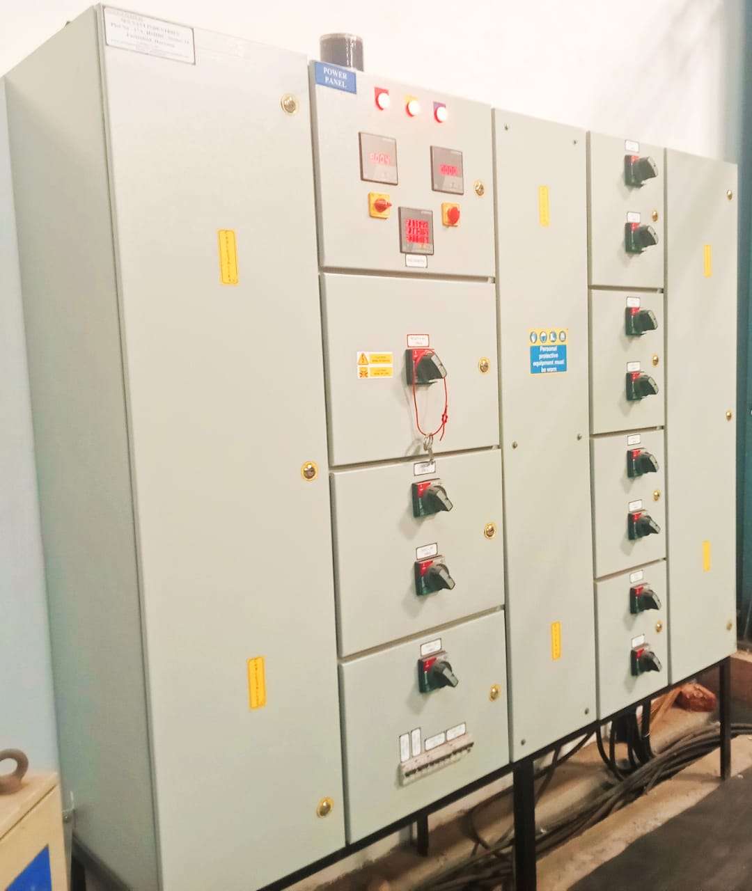 difference between electrical panel and distribution board